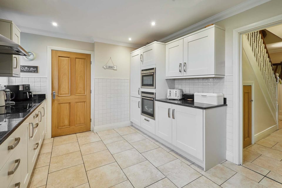 House | 4 bedrooms, desk
