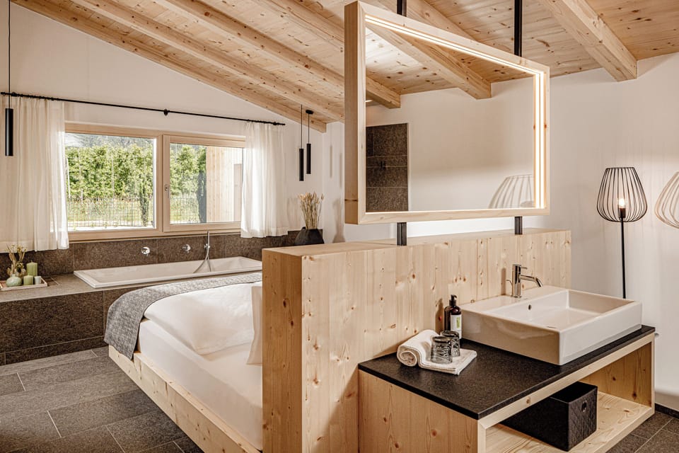 Lodge with private SPA Garden | Bathroom | Hair dryer, bathrobes, towels, soap