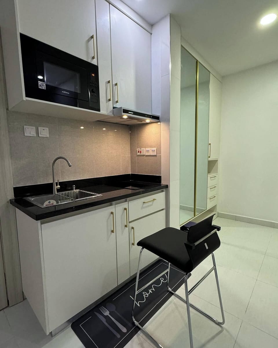 Luxury Apartment, Balcony, City View | Private kitchen | Fridge, microwave, oven, stovetop