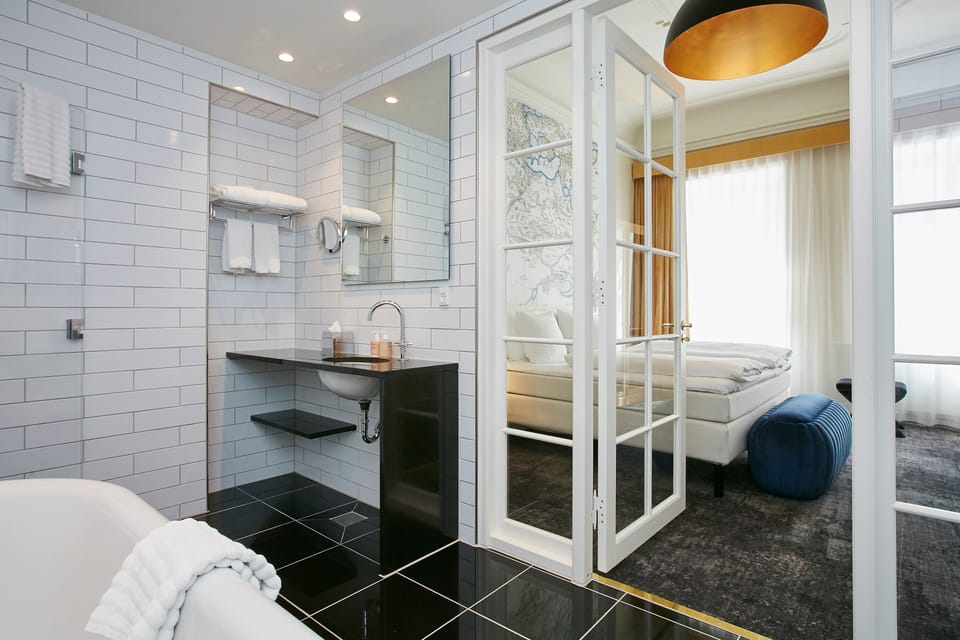 Royal Suite, 1 King Bed | Bathroom | Shower, free toiletries, hair dryer, towels