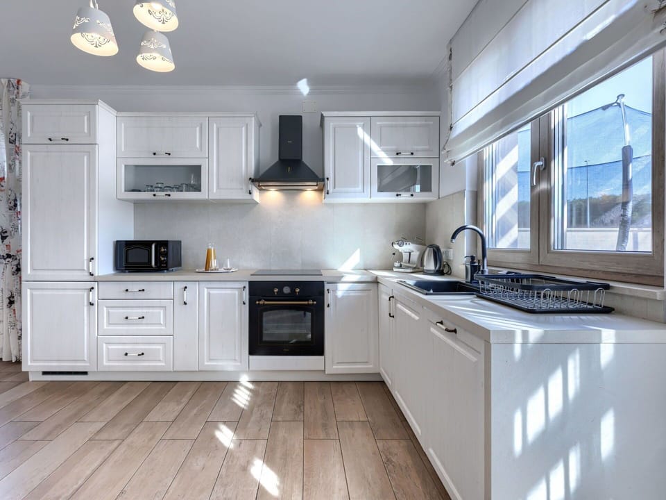 Kitchen, Kitchen Appliance, Major Appliance, Countertop, Cabinetry, Interior Design, Home Appliance, Kitchen Stove, Sink, Flooring