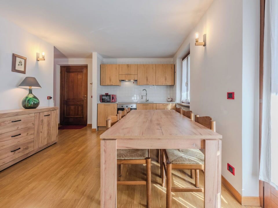 Furniture, Wood, Flooring, Interior Design, Floor, Kitchen & Dining Room Table, Ceiling, Wood Flooring, Table, Room