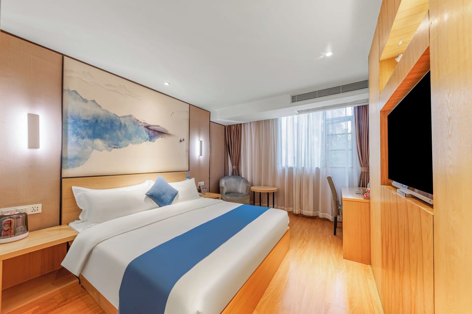Luxury Double Room | In-room safe, desk, laptop workspace, blackout drapes