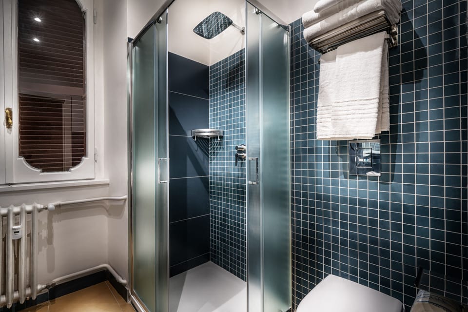 Classic Triple Room | Bathroom | Shower, hair dryer, towels, soap