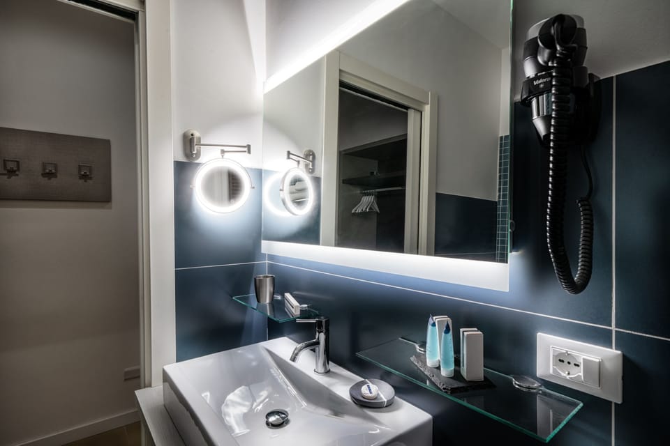 Classic Triple Room | Bathroom | Shower, hair dryer, towels, soap