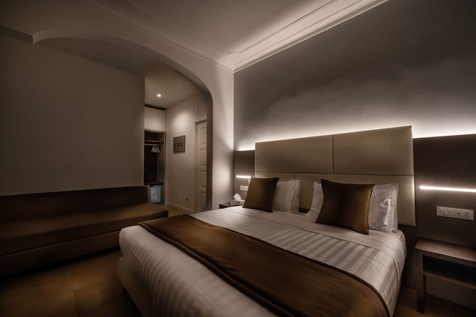 Classic Triple Room | In-room safe, desk, laptop workspace, soundproofing