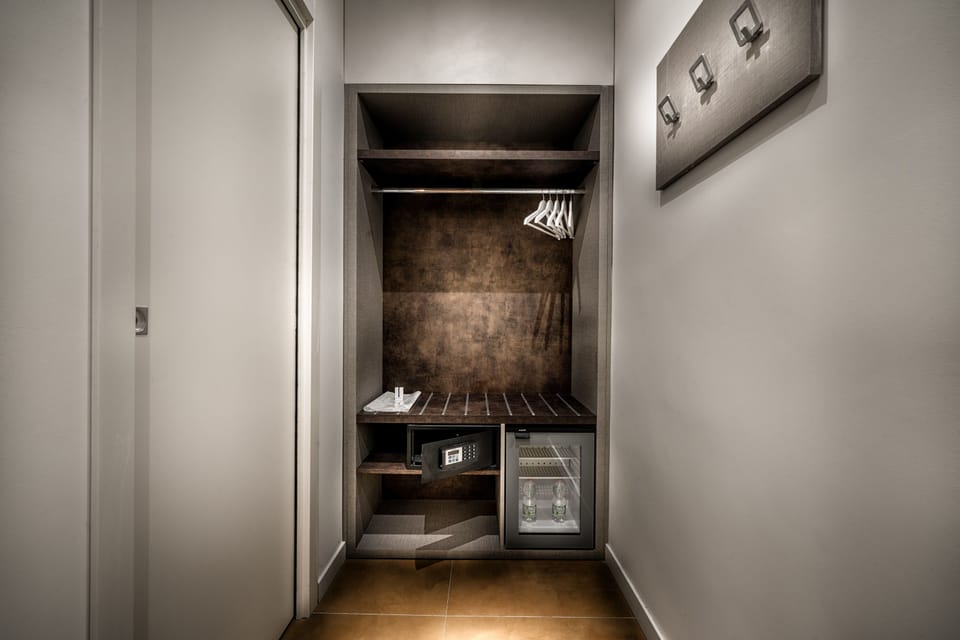Classic Triple Room | In-room safe, desk, laptop workspace, soundproofing