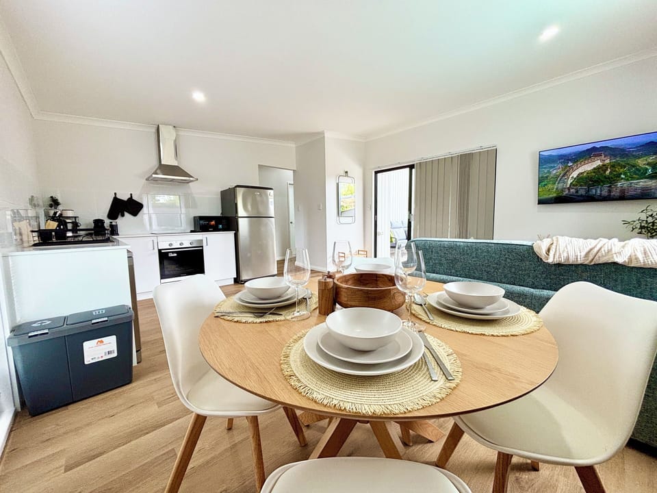 Beautiful modern open concept combined dining, living and full kitchen. Unlimited  50 to 100mb wifi, 65" SMART TV and dual aircon makes for a very very  comfortable and enjoyable  environment.