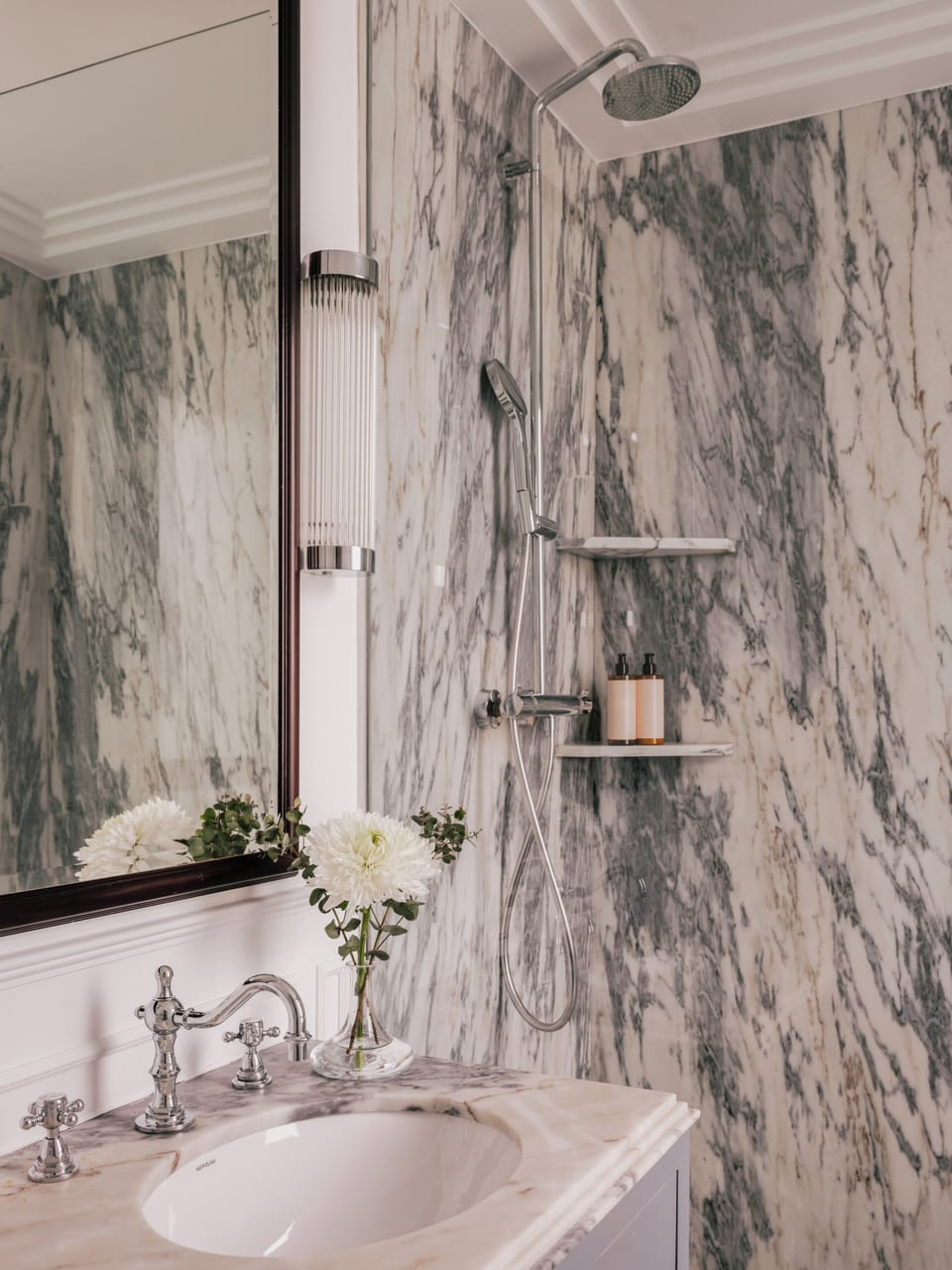 Junior Suite | Bathroom | Shower, towels, soap, shampoo