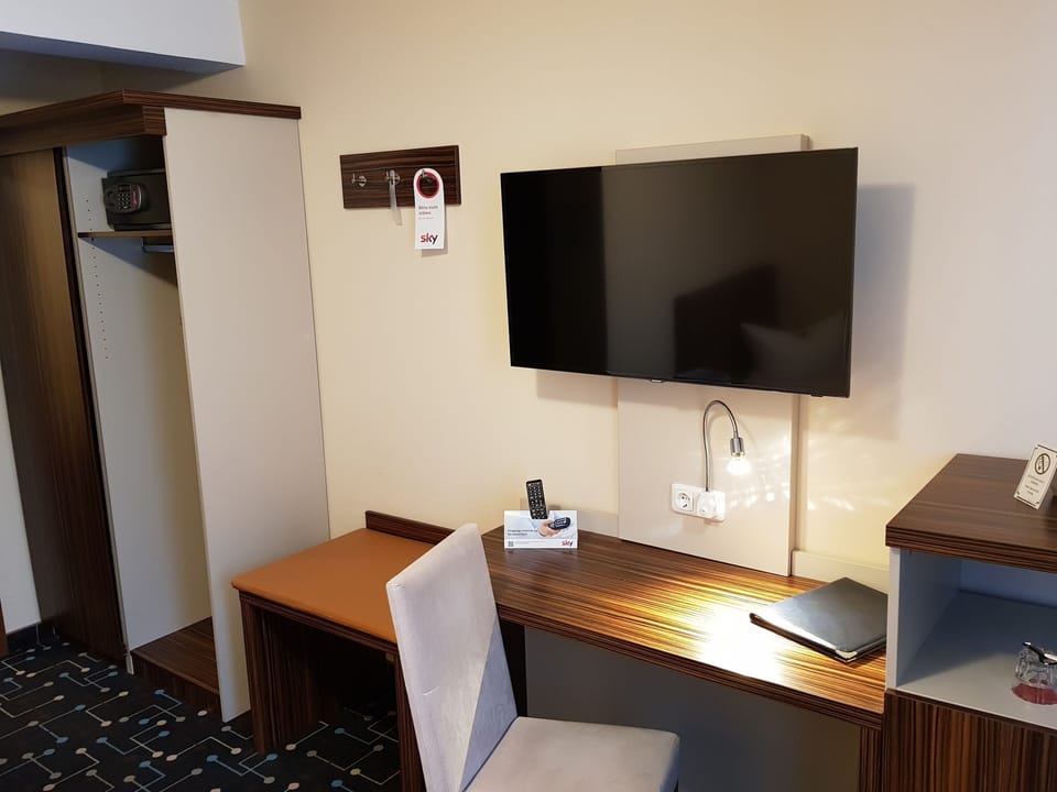 Basic Single Room | Hypo-allergenic bedding available, minibar, in-room safe, desk