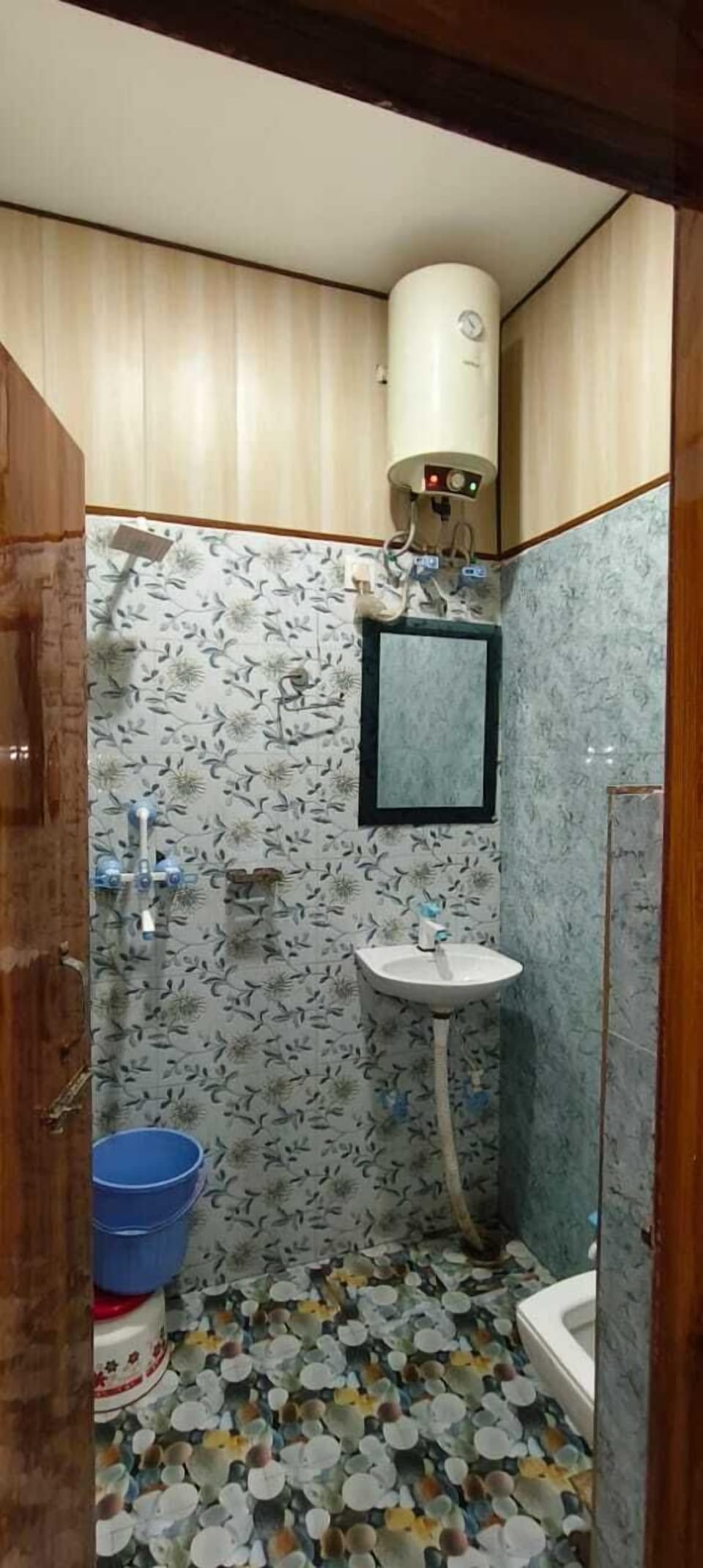 Luxury Triple Room | Bathroom | Shower, towels
