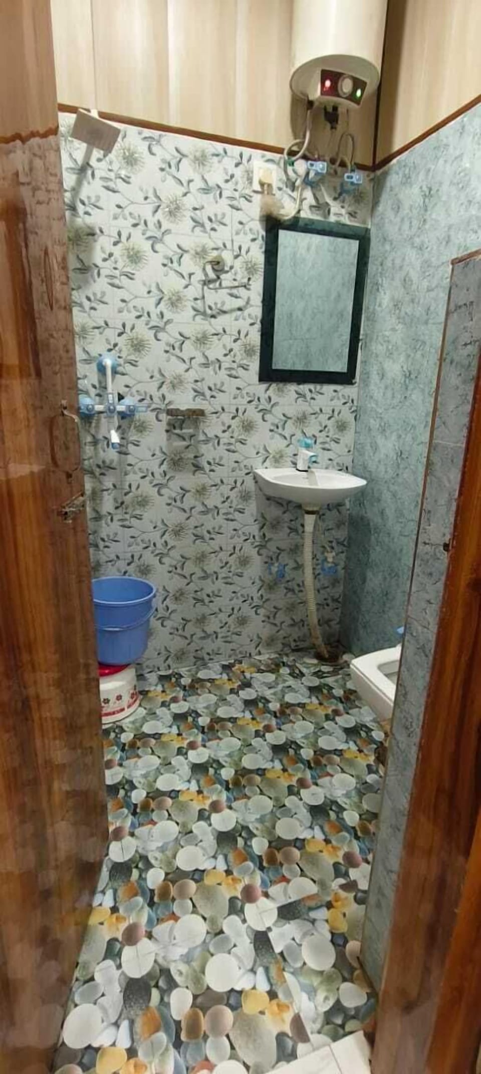 Deluxe Double Room | Bathroom | Shower, towels