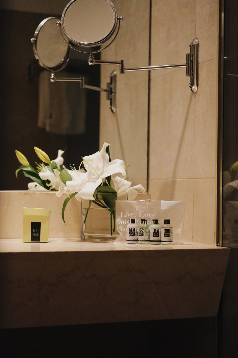 Combined shower/tub, deep soaking tub, free toiletries, hair dryer