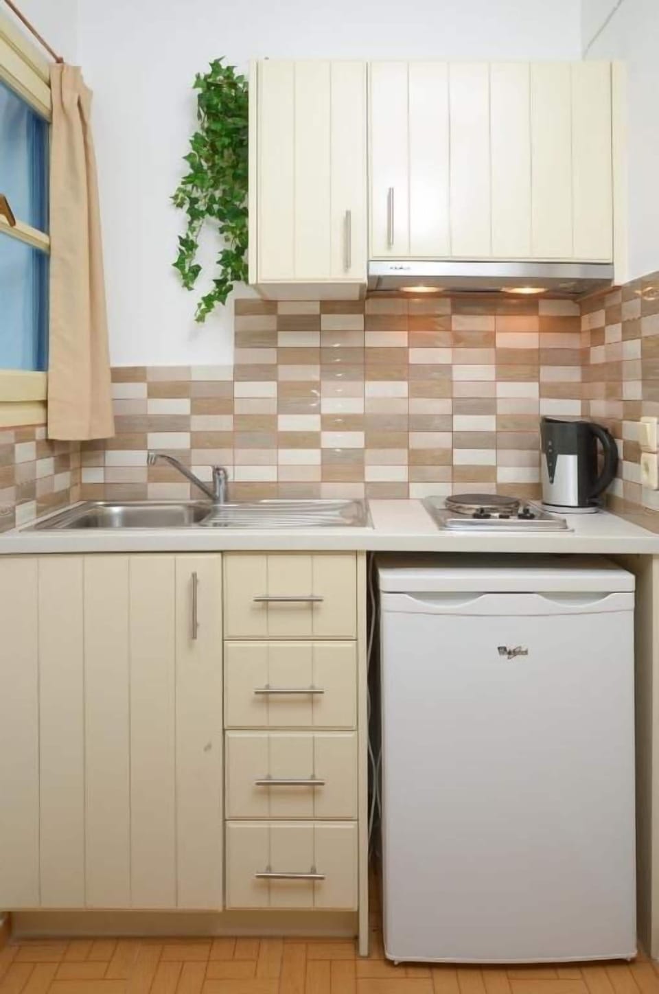 Standard Double Room, City View | Private kitchen | Mini-fridge, stovetop, cookware/dishes/utensils