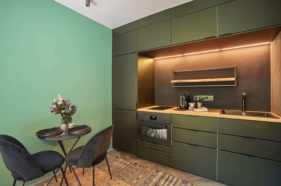 Cuisine équipée avec espace repas pour 2 personnes