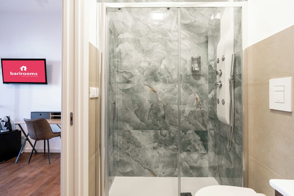 Deluxe Double Room | Bathroom | Shower, hair dryer, bidet, towels