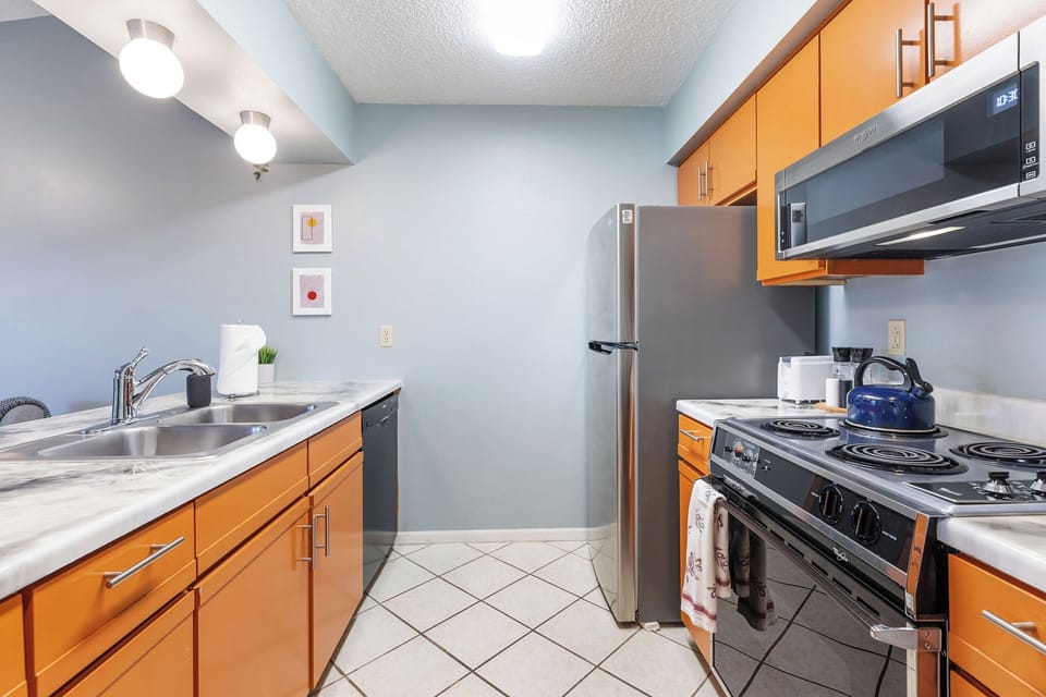 Full kitchen with fridge, oven and dishwasher for dine-in meals