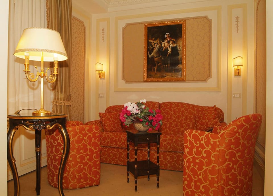 Classic Studio Suite | In-room safe, desk, laptop workspace, free WiFi