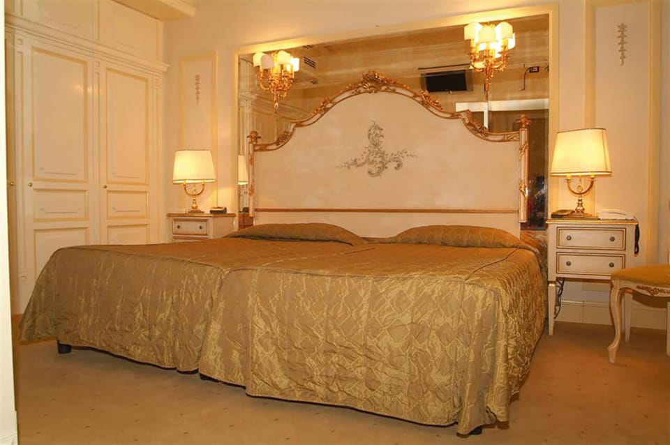 Classic Studio Suite | In-room safe, desk, laptop workspace, free WiFi