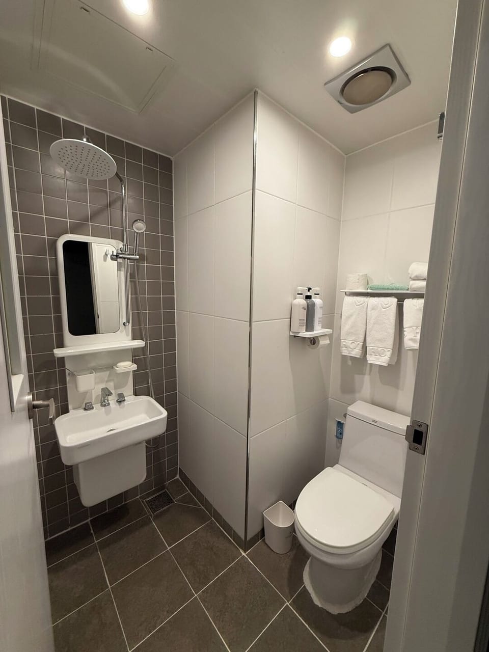 Basic Double Room | Bathroom | Slippers, soap, shampoo