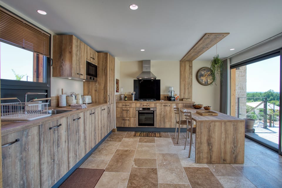 Full-size fridge, microwave, oven, stovetop