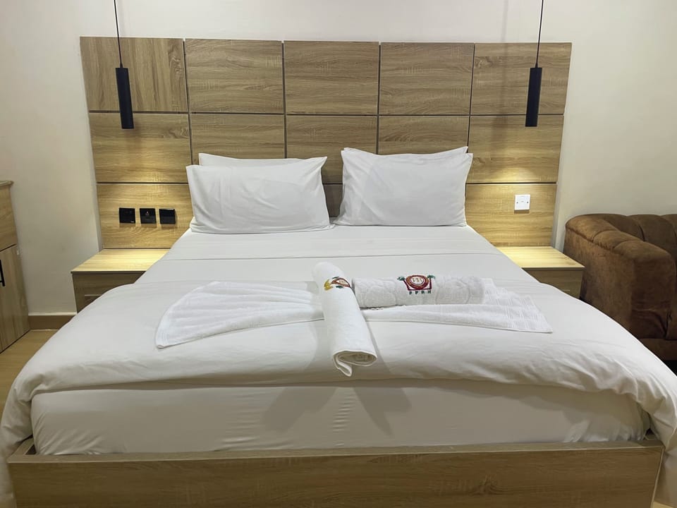 Suite De Lodge | Blackout drapes, soundproofing, free WiFi