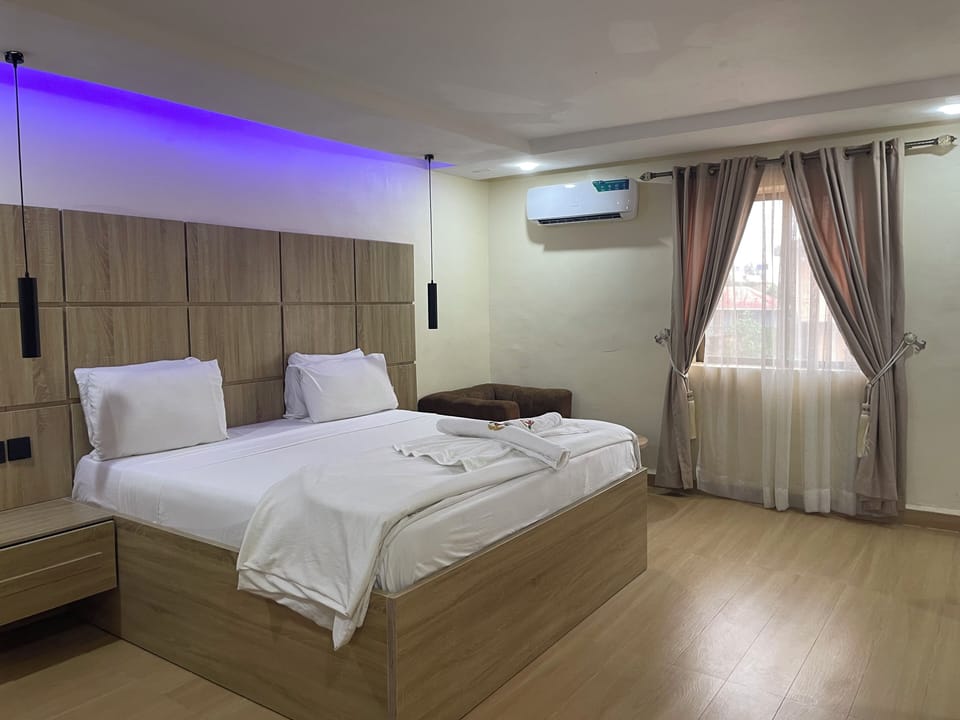 Suite De Lodge | Blackout drapes, soundproofing, free WiFi