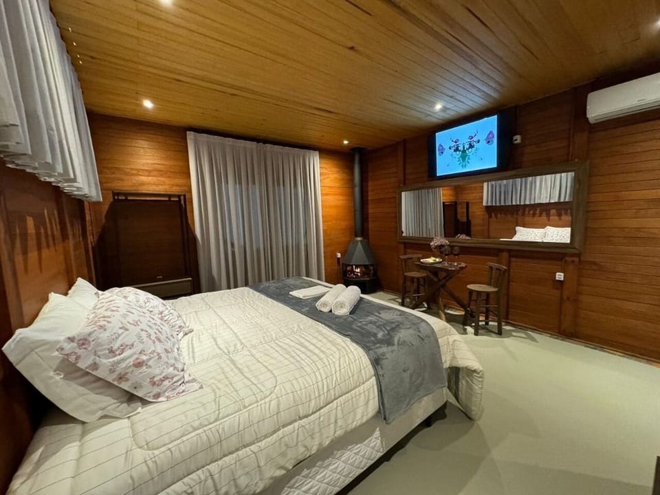 Deluxe Double Room, 1 King Bed, Mountain View | Hypo-allergenic bedding, laptop workspace, free WiFi, bed sheets