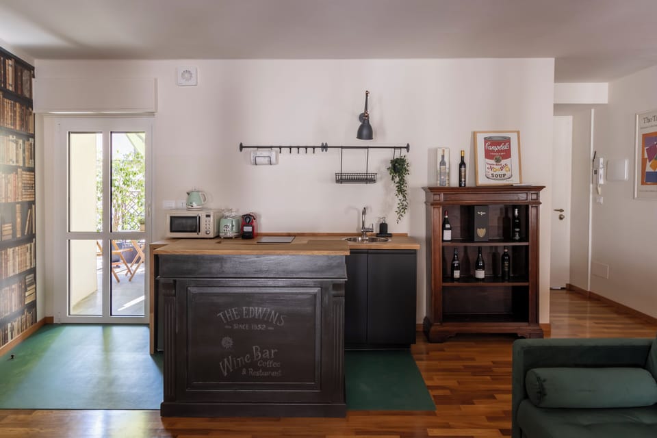 Deluxe Apartment | Private kitchenette | Espresso maker, toaster