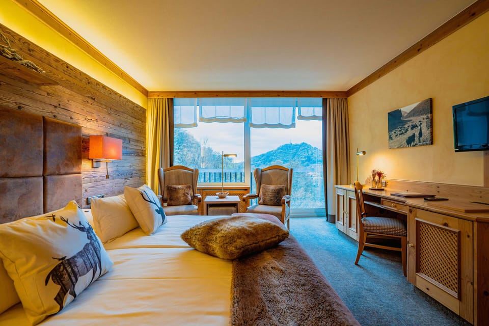 Hypo-allergenic bedding, free minibar, in-room safe, desk