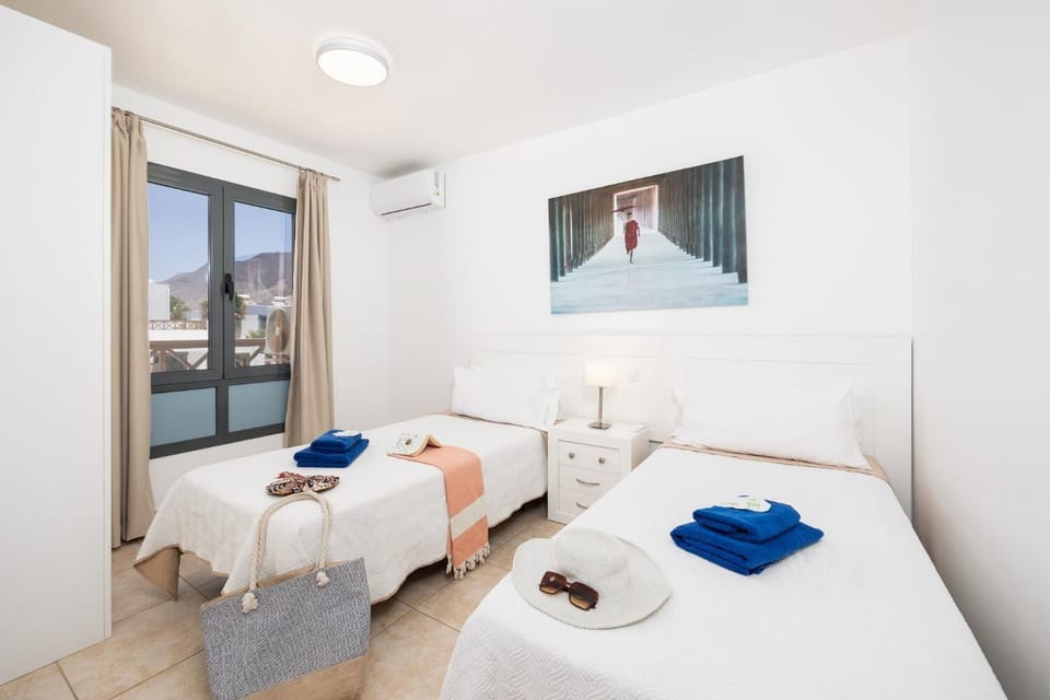 Twin bedroom with A/C
