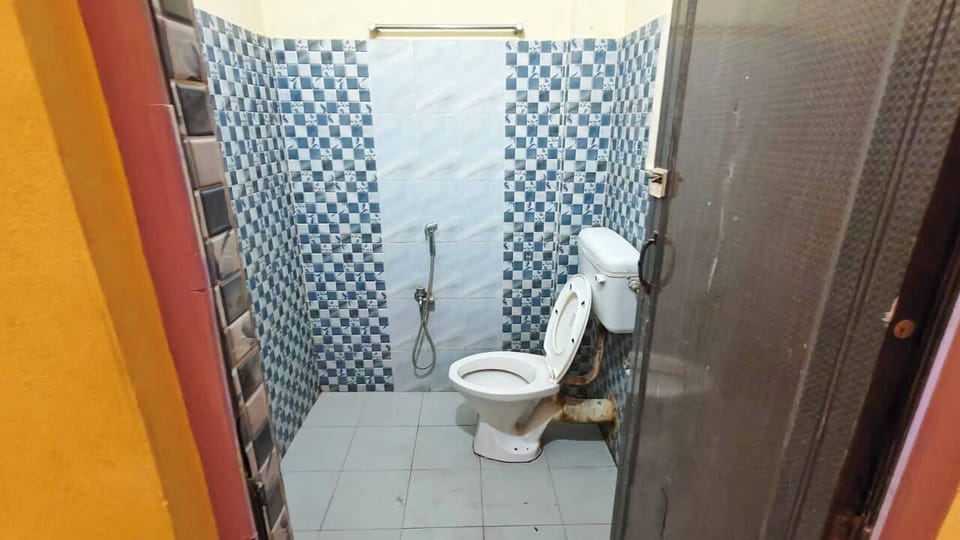 Comfort Double Room | Bathroom | Shower, towels, soap, shampoo