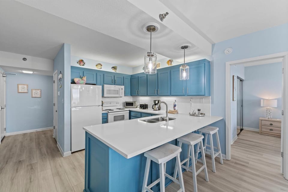 Condo, Multiple Beds (Shoalwater 1005) | Private kitchen | Oven, toaster