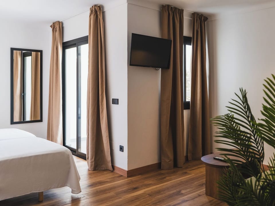 Iron/ironing board, WiFi (free), bed sheets