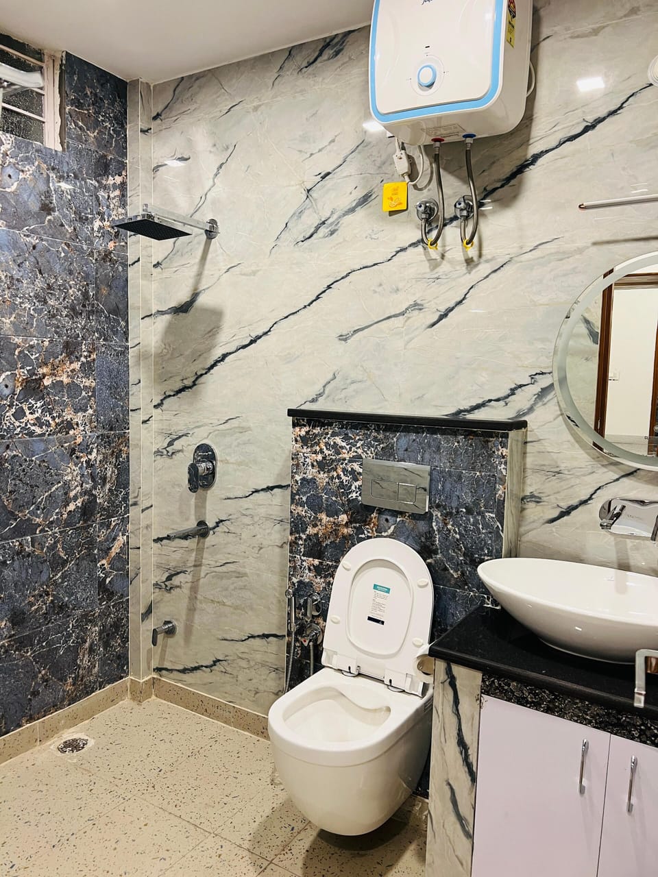Superior Room, Hill View | Bathroom | Shower, rainfall showerhead, free toiletries, slippers