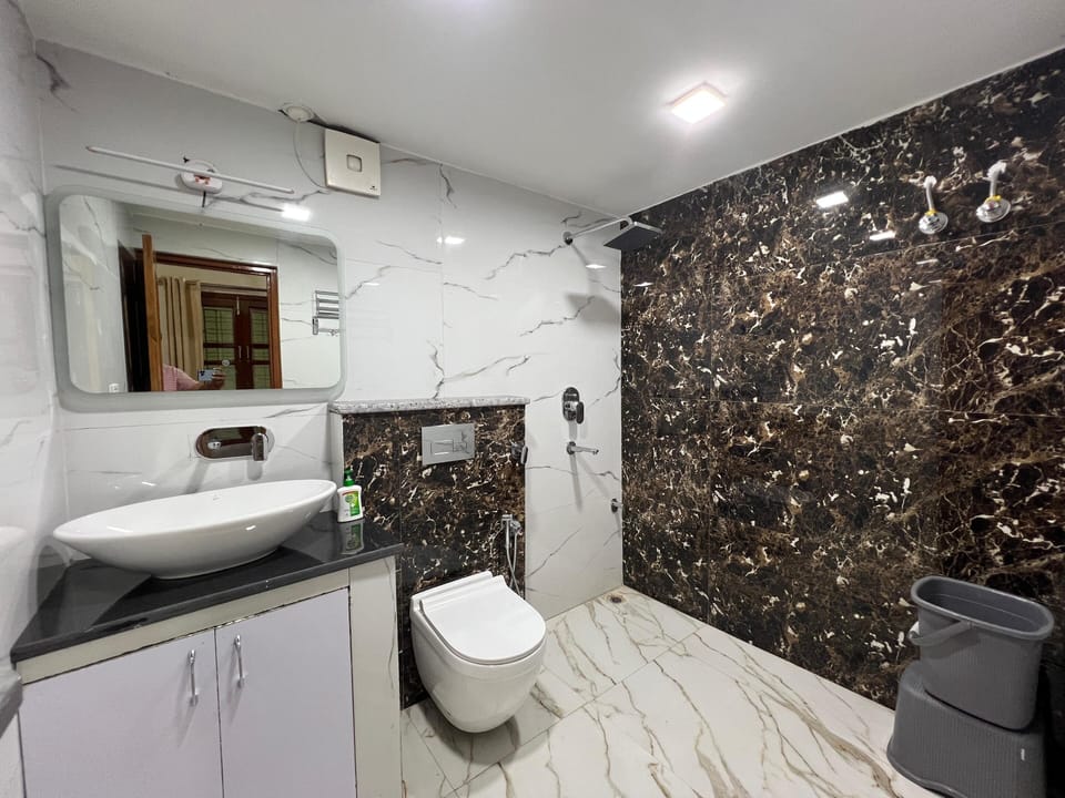 Superior Cottage, Hill View | Bathroom | Shower, rainfall showerhead, free toiletries, slippers