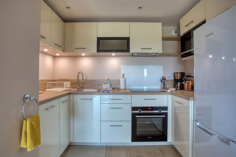 Comfort Apartment, Valley View | Private kitchen | Electric kettle, toaster