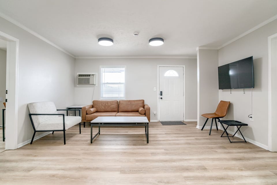 Studio Suite, 3 Bedrooms, Non Smoking, Kitchen | Living room