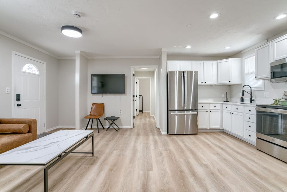 Studio Suite, 3 Bedrooms, Non Smoking, Kitchen | Living room