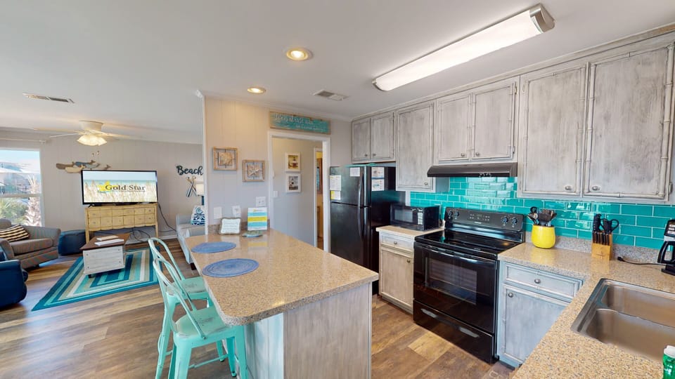 House, 2 Queen Beds, Pool Access, Partial Ocean View (Shore Nuff) | Private kitchen | Fridge, microwave, oven, stovetop
