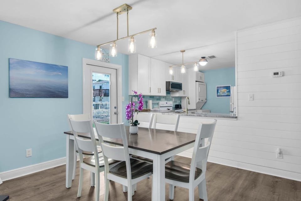 Condo, Multiple Beds (Beachview 102 - Flaming Sunrise) | Dining