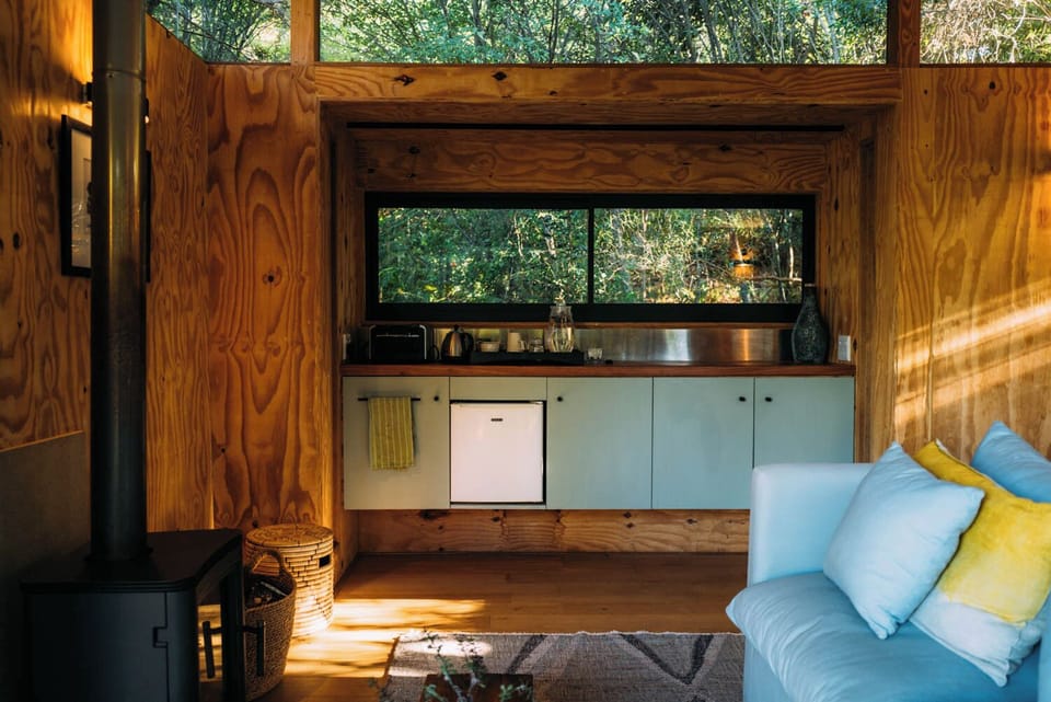 Deluxe Cabin, Garden View | Living area