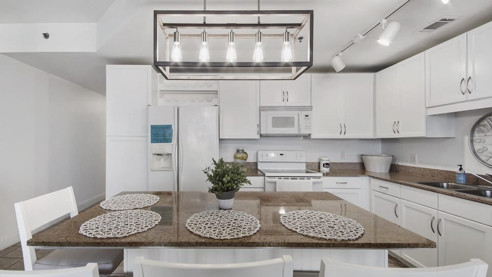 Condo, 1 King Bed with Sofa bed (Laketown Wharf 1116) | Private kitchen | Oven, toaster