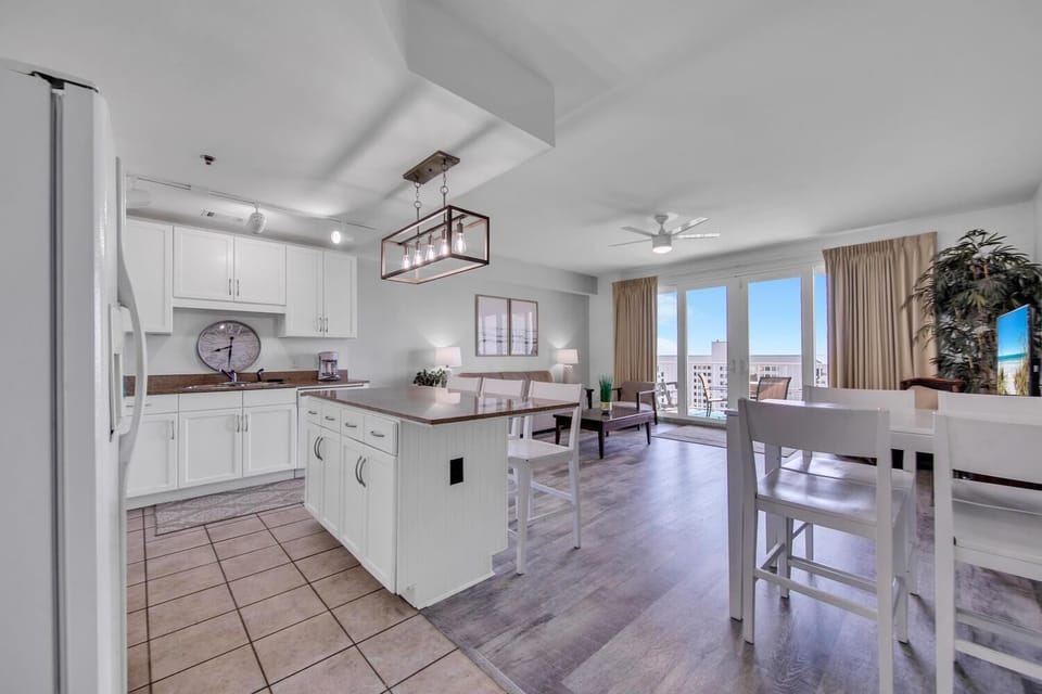 Condo, 1 King Bed with Sofa bed (Laketown Wharf 1116) | Interior