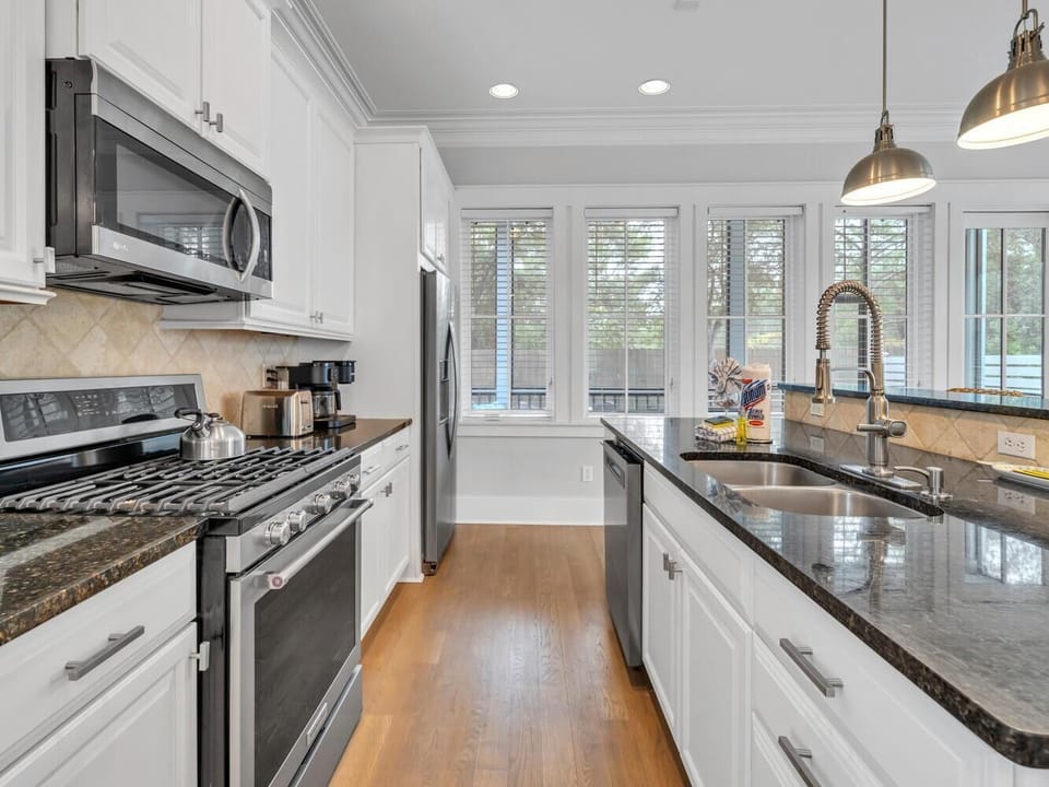 House, Multiple Beds (Beach, Please) | Private kitchen | Oven, toaster