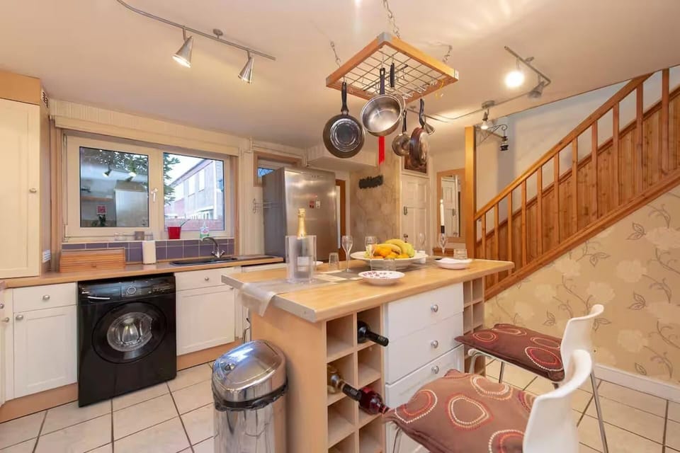 House | Private kitchen | Fridge, microwave, oven, stovetop