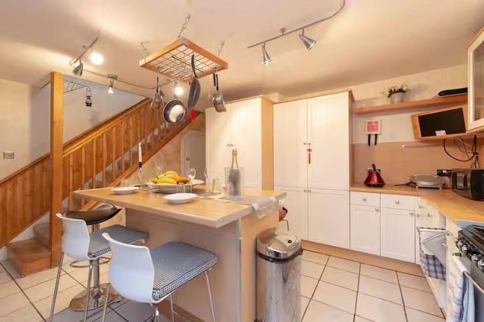 House | Private kitchen | Fridge, microwave, oven, stovetop