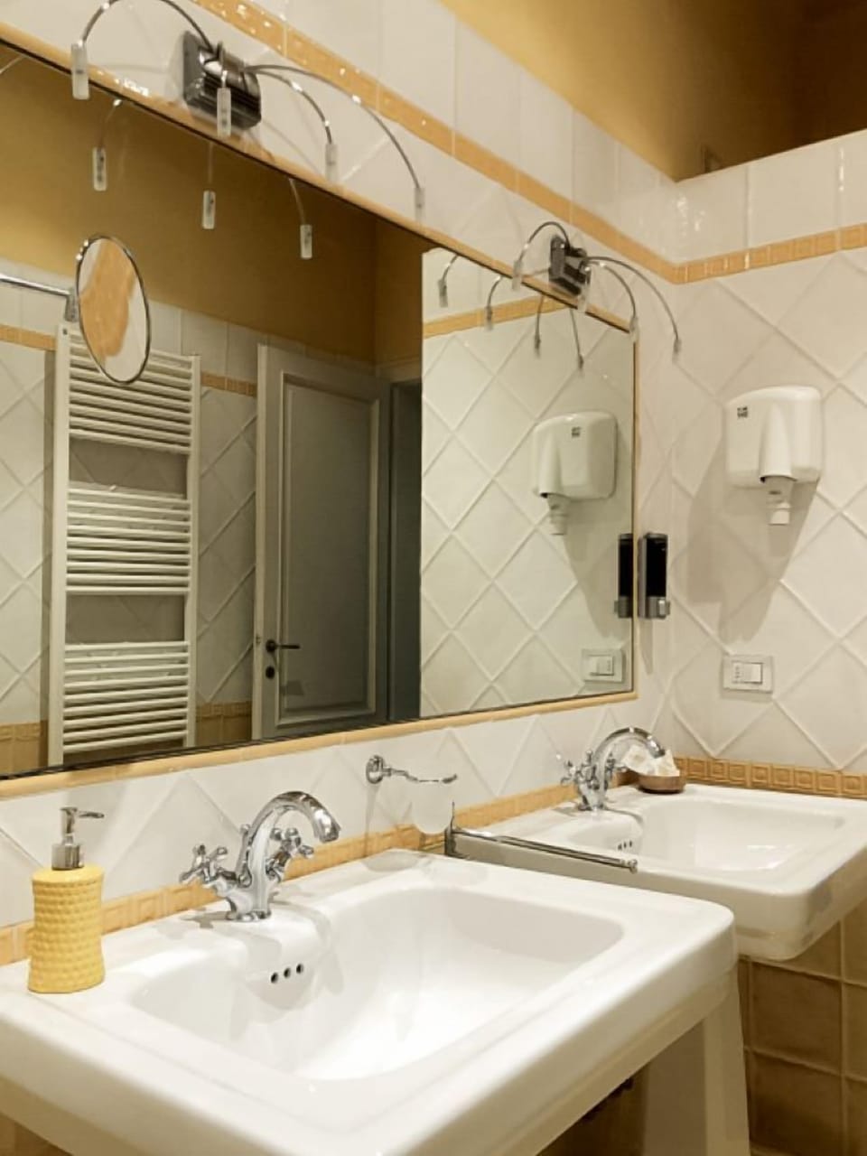 Camera Sarta | Bathroom | Shower, hair dryer, bidet, towels