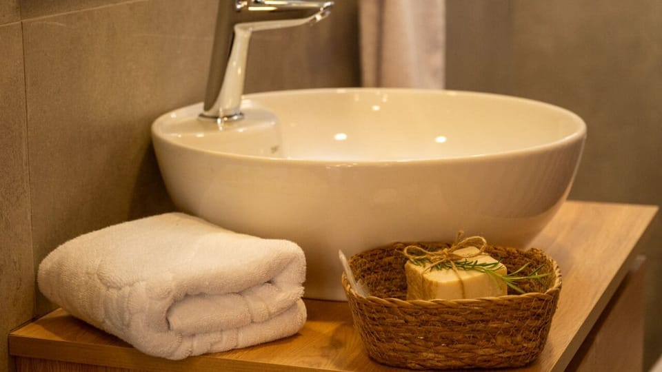Deluxe Double Room, Sea Facing | Bathroom | Combined shower/tub, free toiletries, slippers, towels