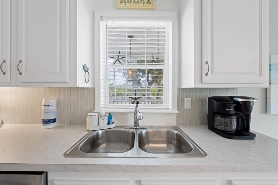 House, Partial Sea View | Private kitchen | Full-size fridge, microwave, oven, stovetop